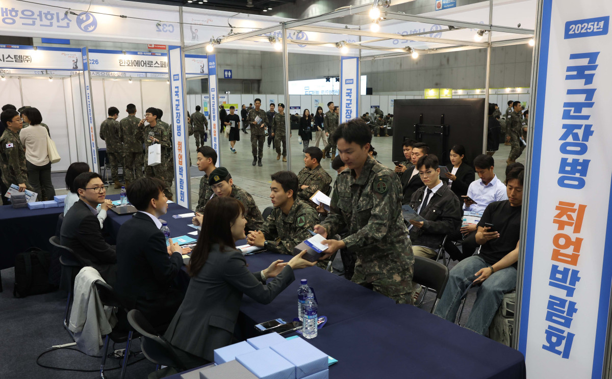 ▲7일 경기 고양시 킨텍스에서 열린 ‘2025년 국군장병 취업박람회’를 찾은 장병들이 채용상담을 받고 있다. 8일까지 열리는 이번 박람회엔 포스코, 현대로템, 한화 에어로 스페이스 등 150여개 기업 및 기관이 참가한다. 국방부는 군 복무로 인한 장병들의 경력단절을 극복하고 전역장병들의 안정적인 사회진출을 지원하기 위해 1996년부터 매년 국군장병 취업박람회를 개최하고 있다. 신태현 기자 holjjak@