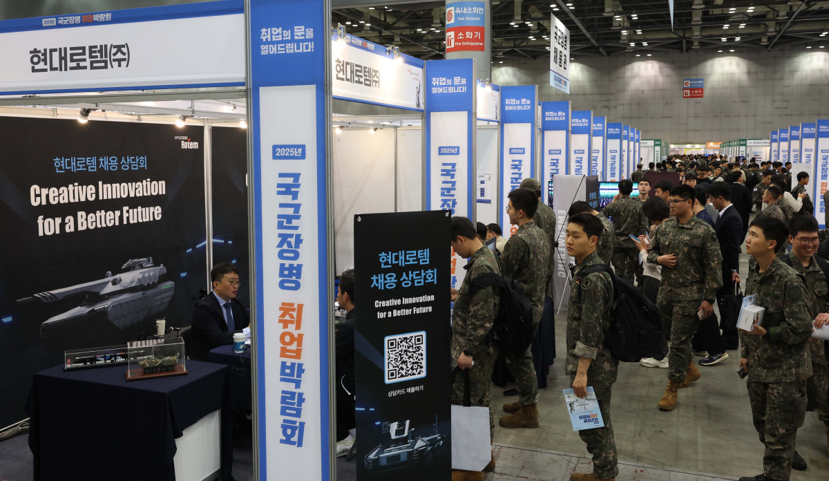 ▲7일 경기 고양시 킨텍스에서 열린 ‘2025년 국군장병 취업박람회’ 행사장이 장병들로 붐비고 있다. 8일까지 열리는 이번 박람회엔 포스코, 현대로템, 한화 에어로 스페이스 등 150여개 기업 및 기관이 참가한다. 국방부는 군 복무로 인한 장병들의 경력단절을 극복하고 전역장병들의 안정적인 사회진출을 지원하기 위해 1996년부터 매년 국군장병 취업박람회를 개최하고 있다. 신태현 기자 holjjak@