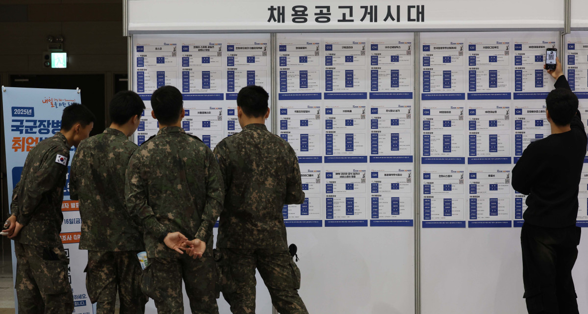 ▲7일 경기 고양시 킨텍스에서 열린 ‘2025년 국군장병 취업박람회’를 찾은 장병들이 채용공고게시대를 살펴보고 있다. 8일까지 열리는 이번 박람회엔 포스코, 현대로템, 한화 에어로 스페이스 등 150여개 기업 및 기관이 참가한다. 국방부는 군 복무로 인한 장병들의 경력단절을 극복하고 전역장병들의 안정적인 사회진출을 지원하기 위해 1996년부터 매년 국군장병 취업박람회를 개최하고 있다. 신태현 기자 holjjak@