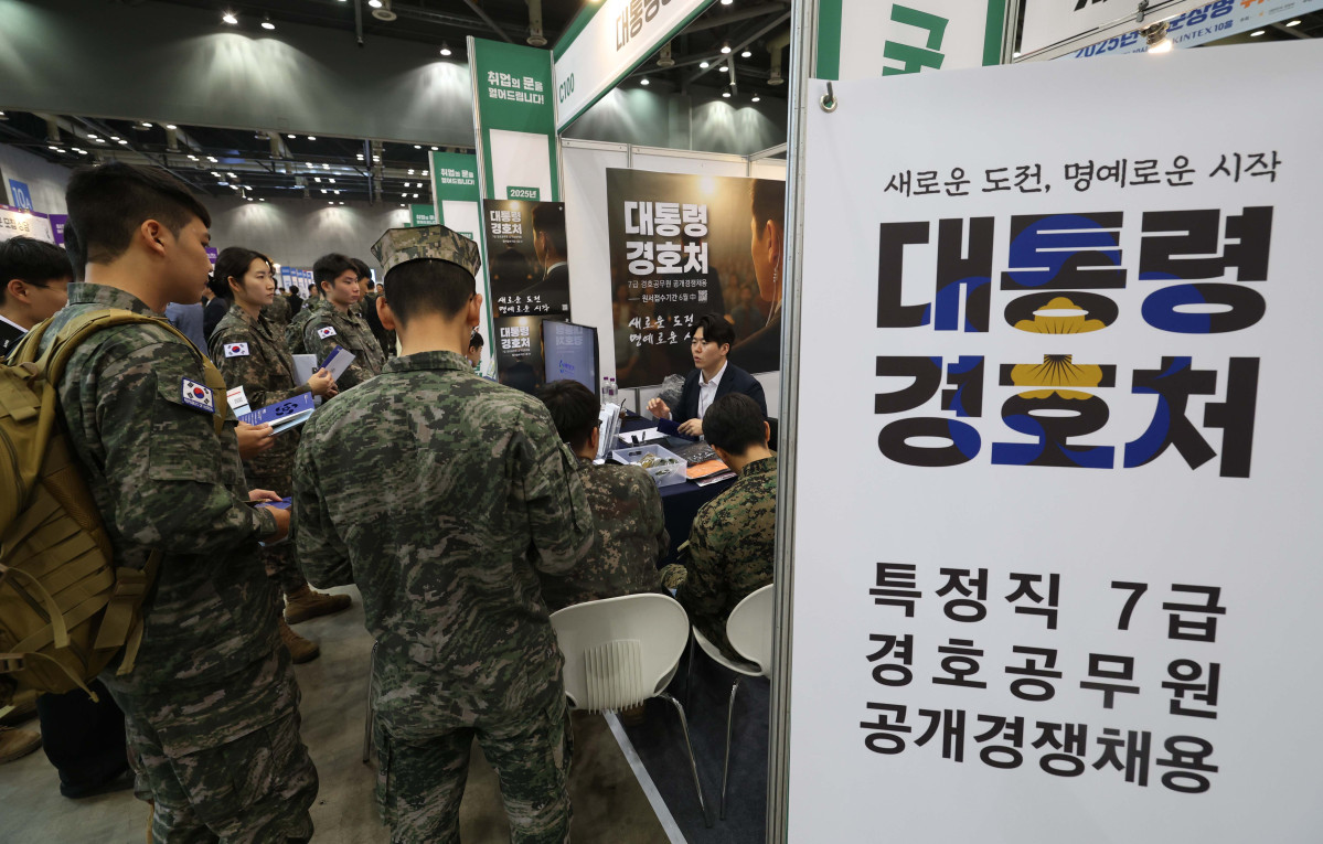 ▲7일 경기 고양시 킨텍스에서 열린 ‘2025년 국군장병 취업박람회’를 찾은 장병들이 채용상담을 받고 있다. 8일까지 열리는 이번 박람회엔 포스코, 현대로템, 한화 에어로 스페이스 등 150여개 기업 및 기관이 참가한다. 국방부는 군 복무로 인한 장병들의 경력단절을 극복하고 전역장병들의 안정적인 사회진출을 지원하기 위해 1996년부터 매년 국군장병 취업박람회를 개최하고 있다. 신태현 기자 holjjak@