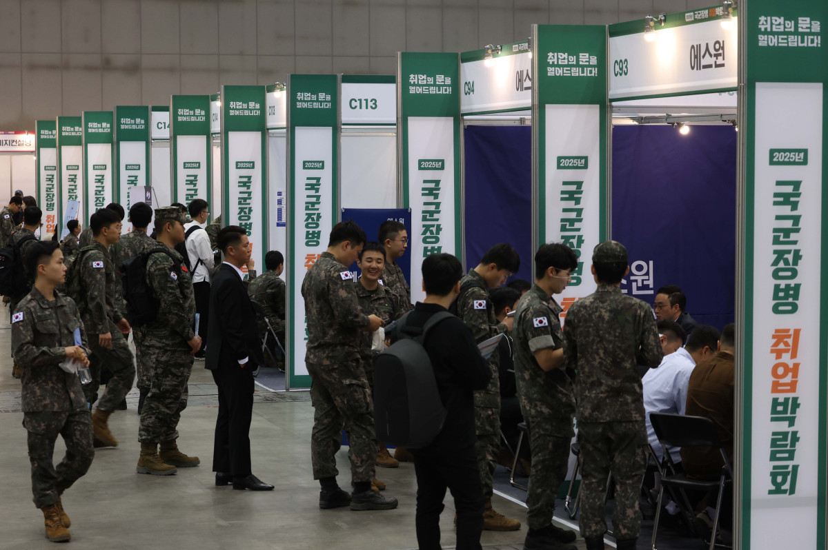 ▲7일 경기 고양시 킨텍스에서 열린 ‘2025년 국군장병 취업박람회’를 찾은 장병들이 채용상담을 받고 있다. 8일까지 열리는 이번 박람회엔 포스코, 현대로템, 한화 에어로 스페이스 등 150여개 기업 및 기관이 참가한다. 국방부는 군 복무로 인한 장병들의 경력단절을 극복하고 전역장병들의 안정적인 사회진출을 지원하기 위해 1996년부터 매년 국군장병 취업박람회를 개최하고 있다. 신태현 기자 holjjak@