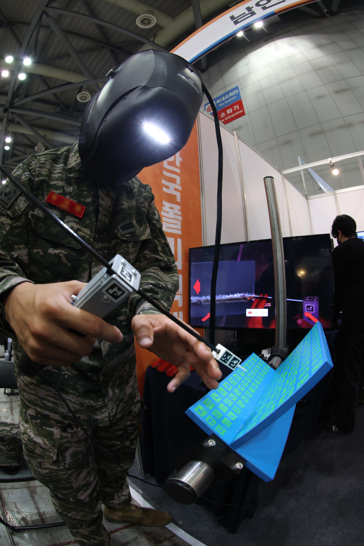 ▲7일 경기 고양시 킨텍스에서 열린 ‘2025년 국군장병 취업박람회’를 찾은 장병들이 한국폴리텍대학 부스에서 VR 용접체험을 하고 있다. 8일까지 열리는 이번 박람회엔 포스코, 현대로템, 한화 에어로 스페이스 등 150여개 기업 및 기관이 참가한다. 국방부는 군 복무로 인한 장병들의 경력단절을 극복하고 전역장병들의 안정적인 사회진출을 지원하기 위해 1996년부터 매년 국군장병 취업박람회를 개최하고 있다. 신태현 기자 holjjak@