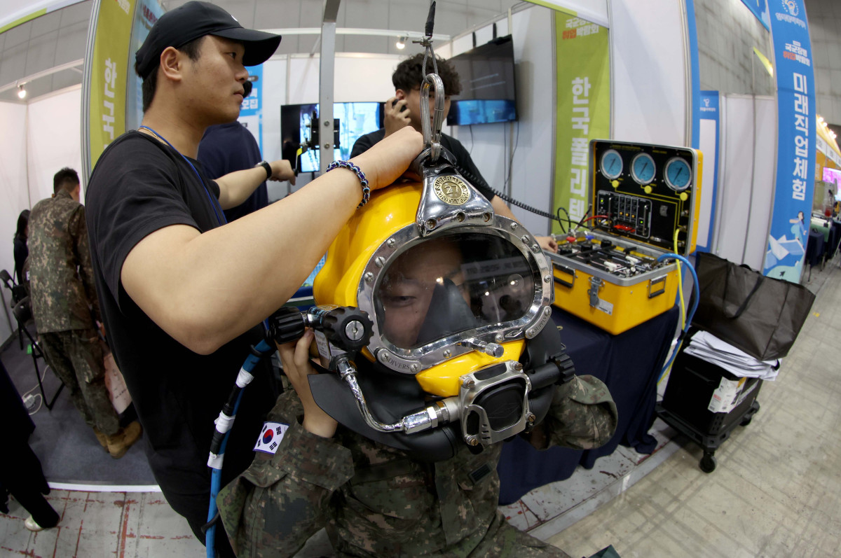 ▲7일 경기 고양시 킨텍스에서 열린 ‘2025년 국군장병 취업박람회’를 찾은 장병들이 한국폴리텍대학 부스에서 잠수장비 체험을 하고 있다. 8일까지 열리는 이번 박람회엔 포스코, 현대로템, 한화 에어로 스페이스 등 150여개 기업 및 기관이 참가한다. 국방부는 군 복무로 인한 장병들의 경력단절을 극복하고 전역장병들의 안정적인 사회진출을 지원하기 위해 1996년부터 매년 국군장병 취업박람회를 개최하고 있다. 신태현 기자 holjjak@
