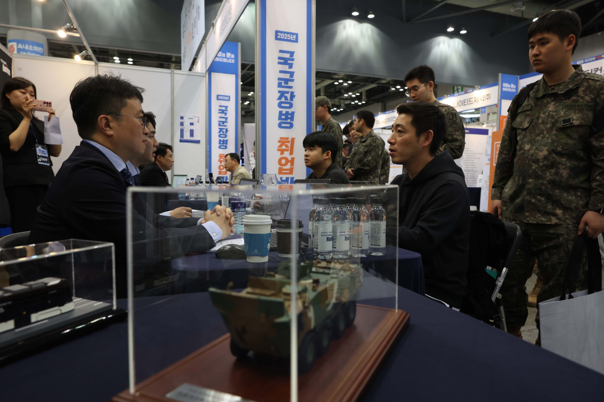 ▲7일 경기 고양시 킨텍스에서 열린 ‘2025년 국군장병 취업박람회’를 찾은 장병들이 채용상담을 받고 있다. 8일까지 열리는 이번 박람회엔 포스코, 현대로템, 한화 에어로 스페이스 등 150여개 기업 및 기관이 참가한다. 국방부는 군 복무로 인한 장병들의 경력단절을 극복하고 전역장병들의 안정적인 사회진출을 지원하기 위해 1996년부터 매년 국군장병 취업박람회를 개최하고 있다. 신태현 기자 holjjak@