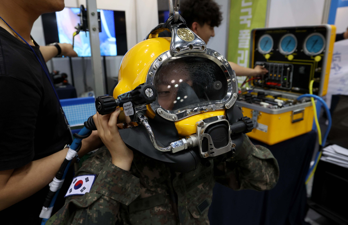 ▲7일 경기 고양시 킨텍스에서 열린 ‘2025년 국군장병 취업박람회’를 찾은 장병들이 한국폴리텍대학 부스에서 잠수장비 체험을 하고 있다. 8일까지 열리는 이번 박람회엔 포스코, 현대로템, 한화 에어로 스페이스 등 150여개 기업 및 기관이 참가한다. 국방부는 군 복무로 인한 장병들의 경력단절을 극복하고 전역장병들의 안정적인 사회진출을 지원하기 위해 1996년부터 매년 국군장병 취업박람회를 개최하고 있다. 신태현 기자 holjjak@