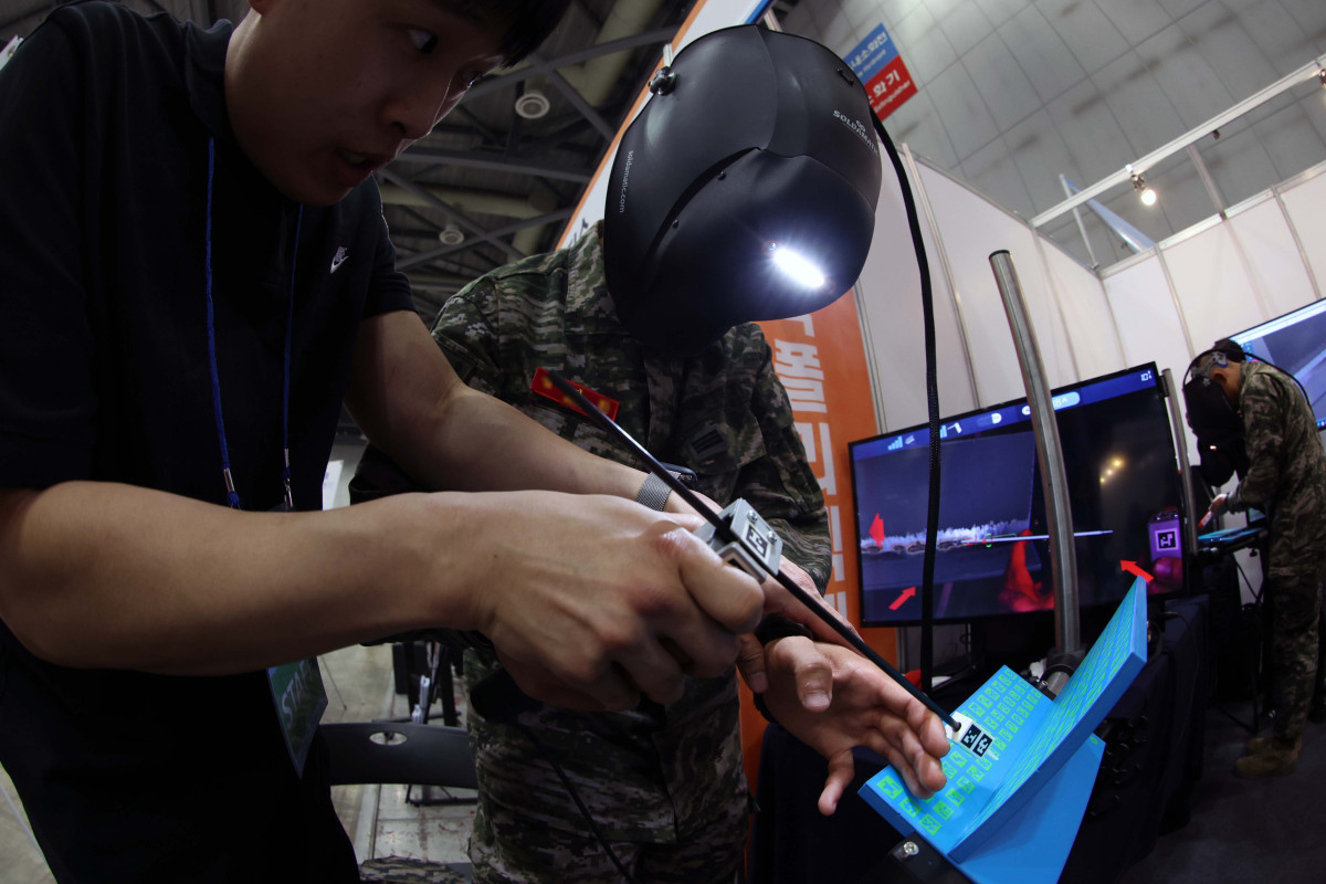 ▲7일 경기 고양시 킨텍스에서 열린 ‘2025년 국군장병 취업박람회’를 찾은 장병들이 한국폴리텍대학 부스에서 VR 용접체험을 하고 있다. 8일까지 열리는 이번 박람회엔 포스코, 현대로템, 한화 에어로 스페이스 등 150여개 기업 및 기관이 참가한다. 국방부는 군 복무로 인한 장병들의 경력단절을 극복하고 전역장병들의 안정적인 사회진출을 지원하기 위해 1996년부터 매년 국군장병 취업박람회를 개최하고 있다. 신태현 기자 holjjak@