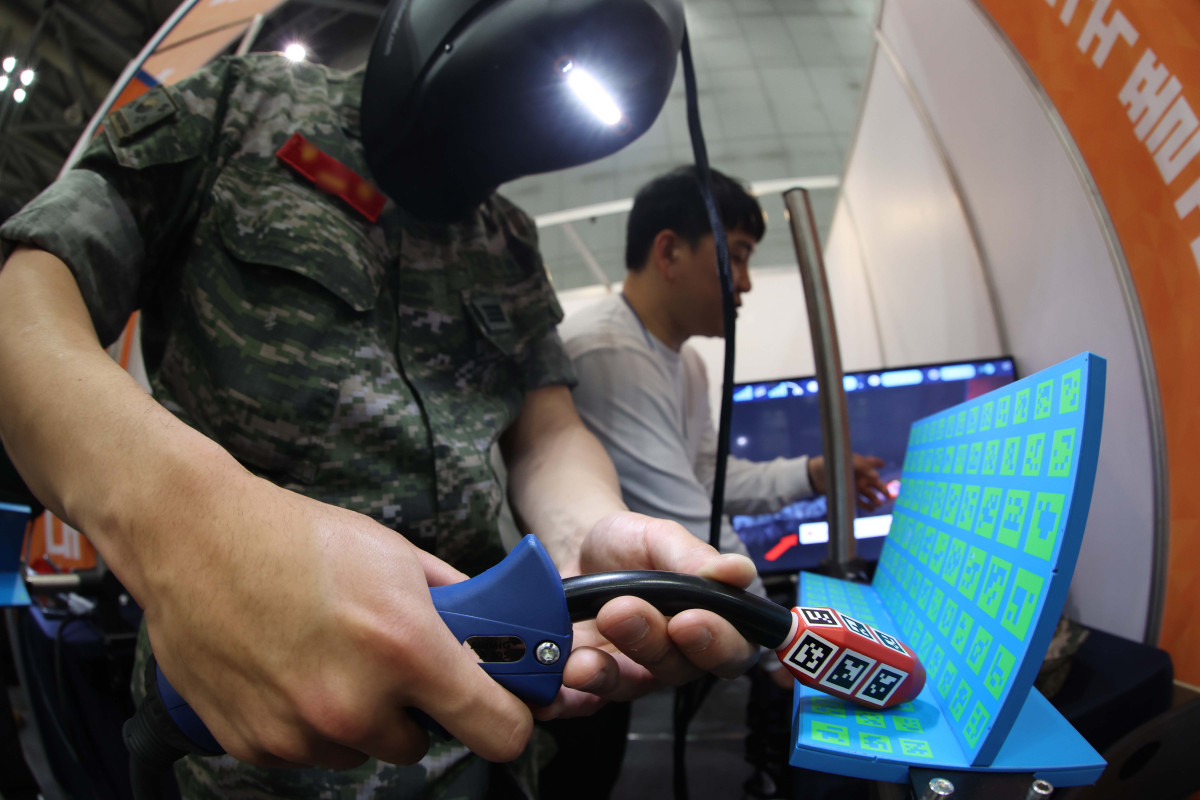 ▲7일 경기 고양시 킨텍스에서 열린 ‘2025년 국군장병 취업박람회’를 찾은 장병들이 한국폴리텍대학 부스에서 VR 용접체험을 하고 있다. 8일까지 열리는 이번 박람회엔 포스코, 현대로템, 한화 에어로 스페이스 등 150여개 기업 및 기관이 참가한다. 국방부는 군 복무로 인한 장병들의 경력단절을 극복하고 전역장병들의 안정적인 사회진출을 지원하기 위해 1996년부터 매년 국군장병 취업박람회를 개최하고 있다. 신태현 기자 holjjak@