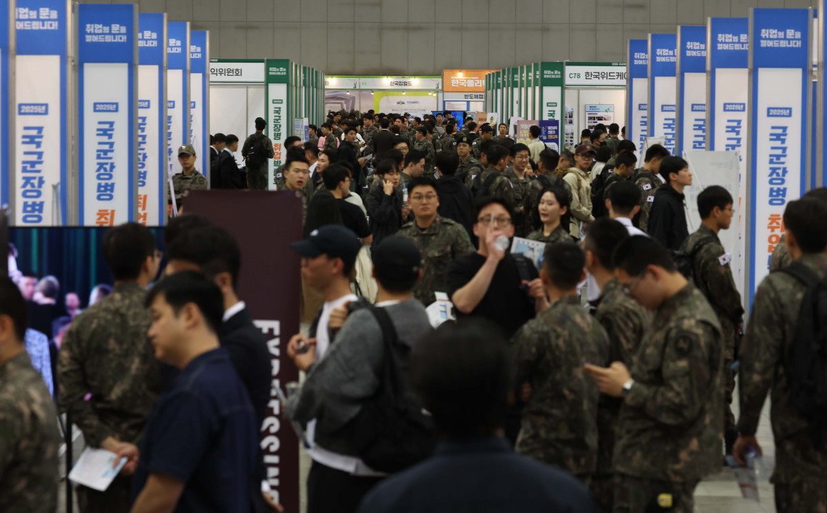 ▲7일 경기 고양시 킨텍스에서 열린 ‘2025년 국군장병 취업박람회’ 행사장이 장병들로 붐비고 있다. 8일까지 열리는 이번 박람회엔 포스코, 현대로템, 한화 에어로 스페이스 등 150여개 기업 및 기관이 참가한다. 국방부는 군 복무로 인한 장병들의 경력단절을 극복하고 전역장병들의 안정적인 사회진출을 지원하기 위해 1996년부터 매년 국군장병 취업박람회를 개최하고 있다. 신태현 기자 holjjak@