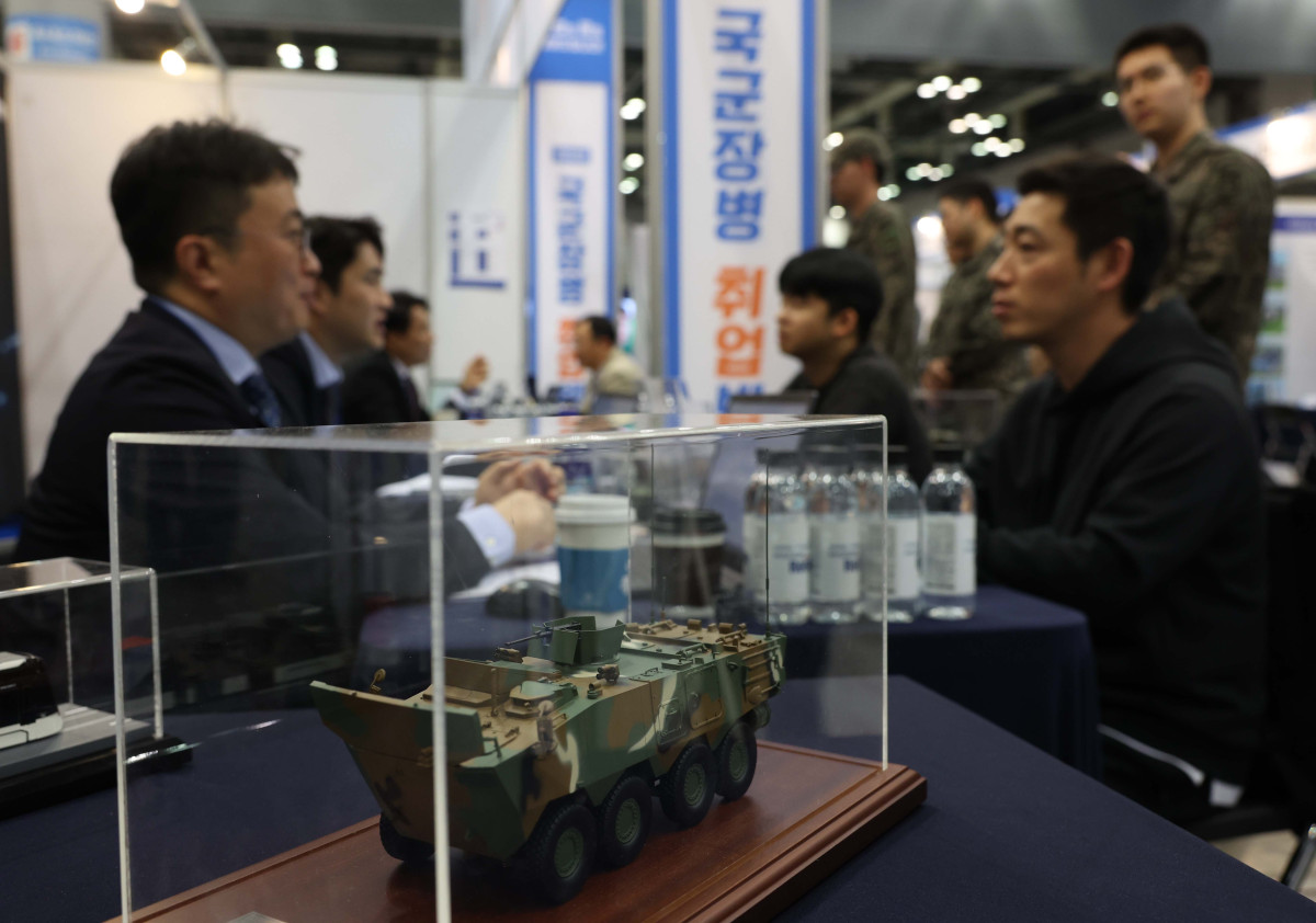 ▲7일 경기 고양시 킨텍스에서 열린 ‘2025년 국군장병 취업박람회’를 찾은 장병들이 채용상담을 받고 있다. 8일까지 열리는 이번 박람회엔 포스코, 현대로템, 한화 에어로 스페이스 등 150여개 기업 및 기관이 참가한다. 국방부는 군 복무로 인한 장병들의 경력단절을 극복하고 전역장병들의 안정적인 사회진출을 지원하기 위해 1996년부터 매년 국군장병 취업박람회를 개최하고 있다. 신태현 기자 holjjak@