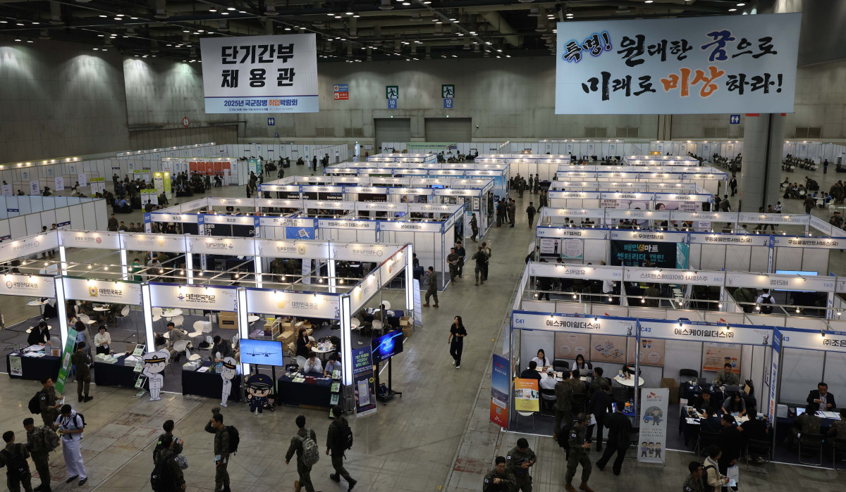 ▲7일 경기 고양시 킨텍스에서 열린 ‘2025년 국군장병 취업박람회’ 행사장이 장병들로 붐비고 있다. 8일까지 열리는 이번 박람회엔 포스코, 현대로템, 한화 에어로 스페이스 등 150여개 기업 및 기관이 참가한다. 국방부는 군 복무로 인한 장병들의 경력단절을 극복하고 전역장병들의 안정적인 사회진출을 지원하기 위해 1996년부터 매년 국군장병 취업박람회를 개최하고 있다. 신태현 기자 holjjak@