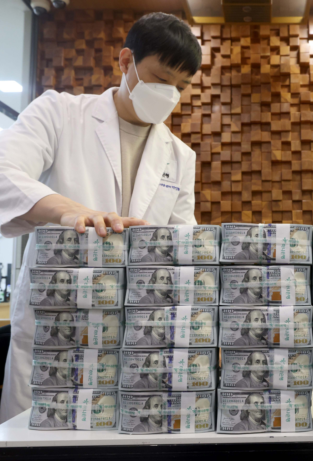 ▲서울 중구 하나은행 위변조대응센터에서 관계자가 달러화를 정리하고 있다. 신태현 기자 holjjak@ (이투데이DB)