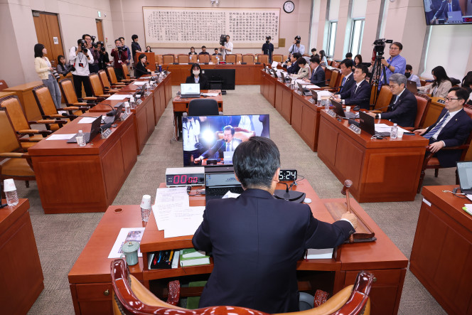 ▲7일 서울 여의도 국회에서 국민의힘 의원들이 퇴장한 가운데 열린 법제사법위원회 전체회의에서 정청래 위원장이 의사봉을 두드리고 있다. 2025.5.7. (연합뉴스)
