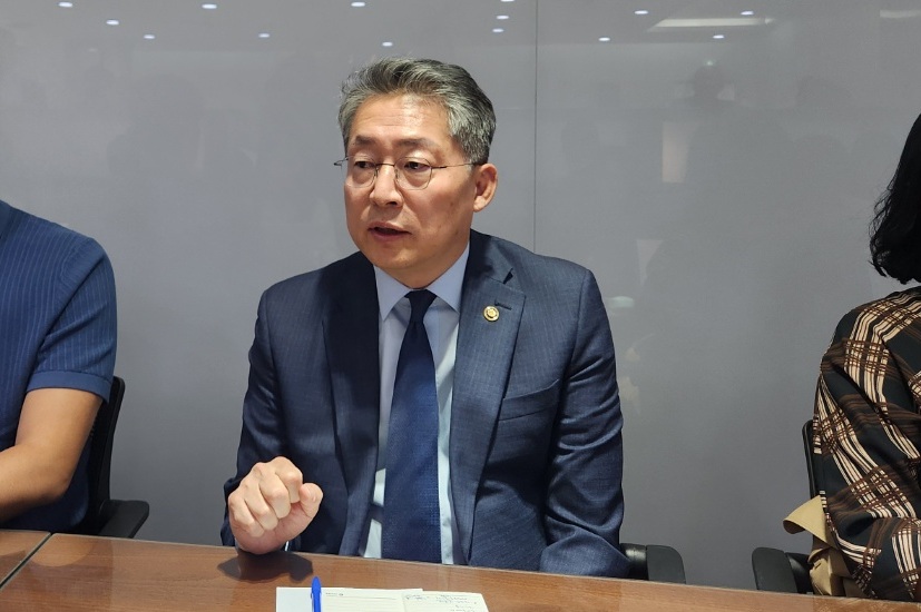 ▲김민석 고용노동부 차관이 7일 정부세종청사에서 진행된 기자간담회에서 질문에 답하고 있다. (김지영 기자 jye@ )