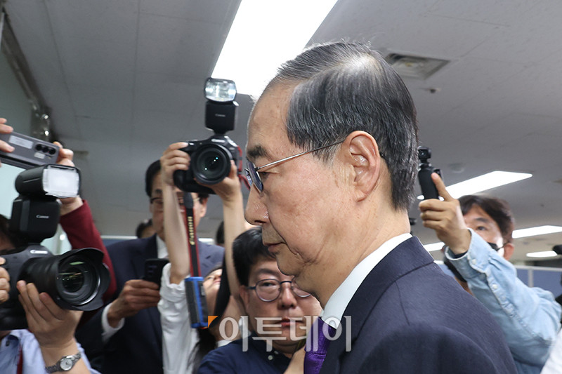 ▲한덕수 무소속 대통령선거 예비후보가 7일 서울 여의도 선거캠프 사무실에서 열린 기자회견에서 대선 단일화와 관련해 발언을 마치고 퇴장하고 있다. 고이란 기자 photoeran@