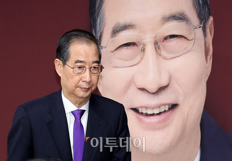▲한덕수 무소속 대통령선거 예비후보가 7일 서울 여의도 선거캠프 사무실에서 열린 기자회견에서 대선 단일화와 관련해 발언을 마치고 퇴장하고 있다. 고이란 기자 photoeran@