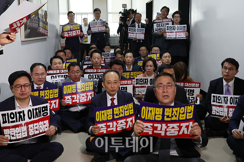 ▲7일 서울 여의도 국회 행정안전위원회 전체회의장 앞에서 국민의힘 의원들이 허위사실공표죄 조항을 고친 공직선거법 개정안을 야당이 단독 처리하려하자 규탄 구호를 외치고 있다. 고이란 기자 photoeran@