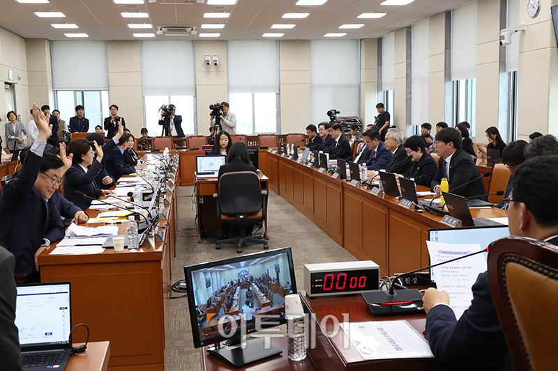 ▲7일 서울 여의도 국회 행정안전위원회에서 신정훈 위원장이 공직선거법 개정안 상정을 앞두고 의사일정 변경 동의의 건에 대해 찬반 거수표결하고 있다. 고이란 기자 photoeran@