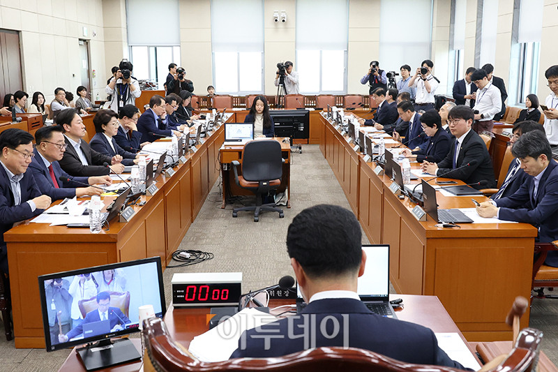 ▲7일 서울 여의도 국회 행정안전위원회에서 신정훈 위원장이 공직선거법 개정안 상정을 앞두고 의사봉을 두드리고 있다. 고이란 기자 photoeran@