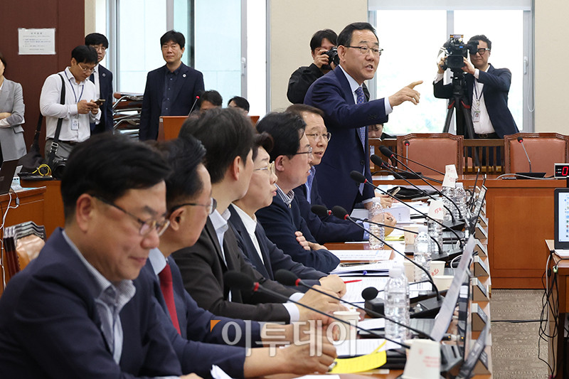 ▲7일 서울 여의도 국회 행정안전위원회에서 신정훈 위원장이 공직선거법 개정안 상정을 앞두고 의사일정 변경 동의의 건에 대해 찬반 거수표결에 앞서 주호영 국민의힘 의원이 항의하고 있다. 고이란 기자 photoeran@