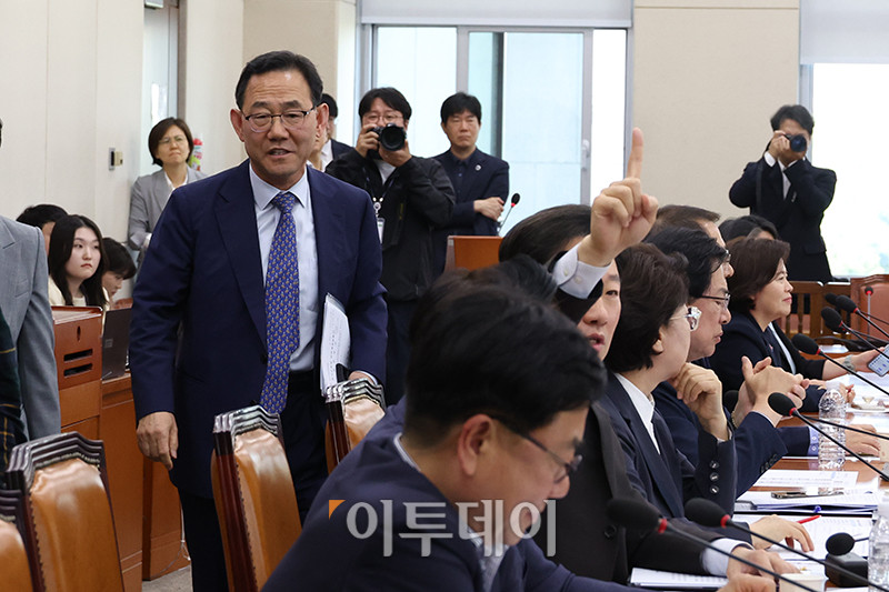 ▲7일 서울 여의도 국회 행정안전위원회에서 신정훈 위원장이 공직선거법 개정안 상정을 앞두고 의사일정 변경 동의의 건에 대해 찬반 거수표결에 앞서 주호영 국민의힘 의원이 항의하며 퇴장하고 있다. 고이란 기자 photoeran@