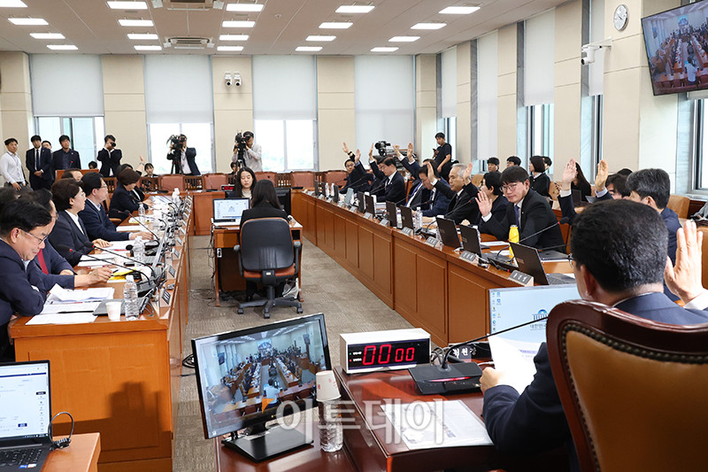 ▲7일 서울 여의도 국회 행정안전위원회에서 신정훈 위원장이 공직선거법 개정안 상정을 앞두고 의사일정 변경 동의의 건에 대해 찬반 거수표결하고 있다. 고이란 기자 photoeran@