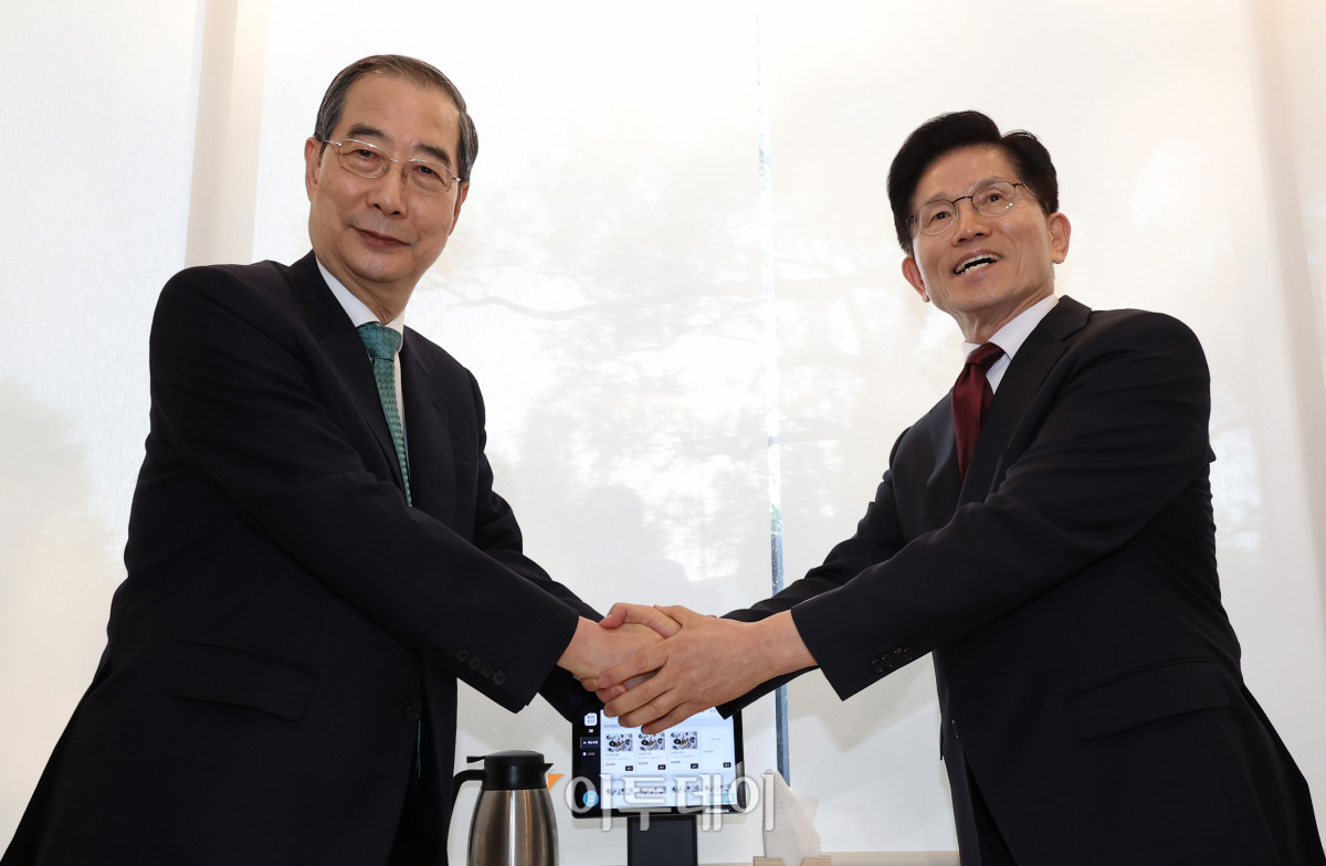 ▲김문수(오른쪽) 국민의힘 대선후보와 한덕수 무소속 대선 예비후보가 7일 서울 종로구의 한 식당에서 후보 단일화 관련 회동을 하기 전 악수하고 있다. 조현호 기자 hyunho@