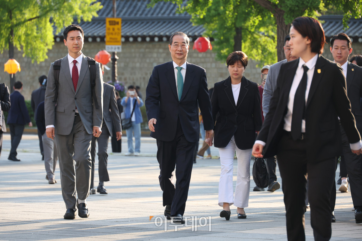 ▲한덕수 무소속 대선 후보가 7일 서울 종로구 한 음식점에서 김문수 국민의힘 대선 후보와 단일화 관련 논의를 위해 식당에 들어서고 있다. 조현호 기자 hyunho@