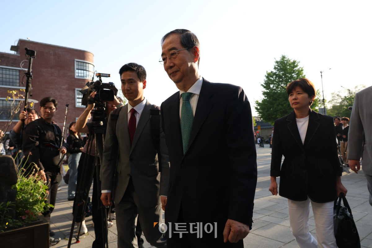 ▲한덕수 무소속 대선 후보가 7일 서울 종로구 한 음식점에서 김문수 국민의힘 대선 후보와 단일화 관련 논의를 위해 식당에 들어서고 있다. 조현호 기자 hyunho@