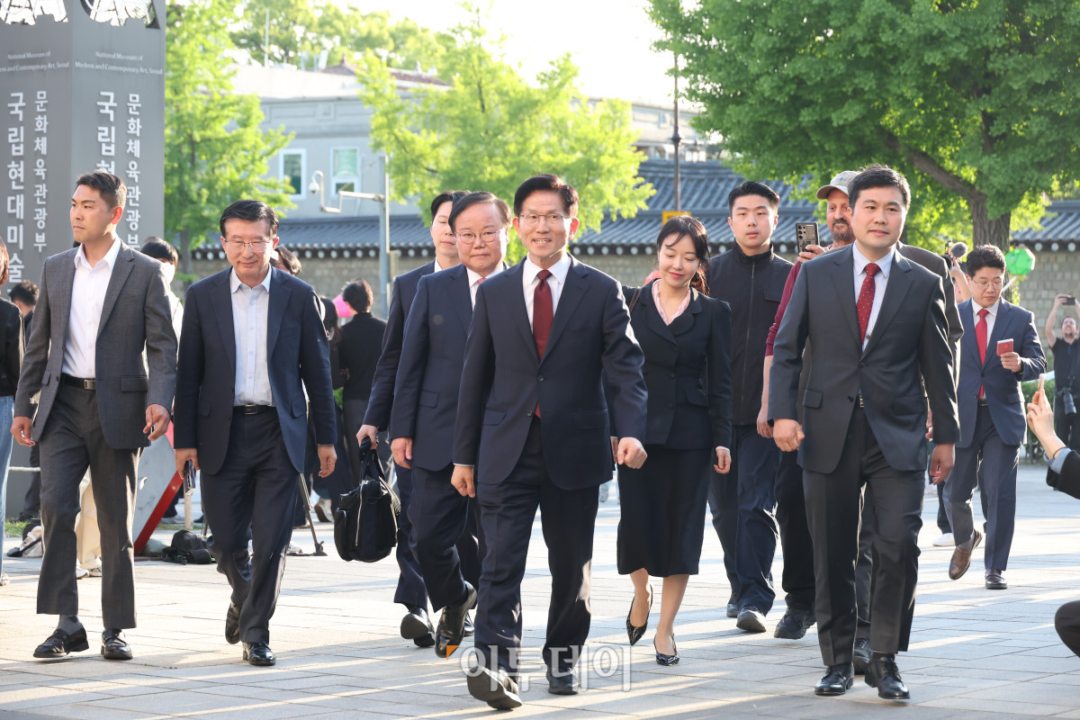 ▲김문수 국민의힘 대선 후보가 7일 서울 종로구 한 음식점에서 한덕수 무소속 대선 후보와 단일화 관련 논의를 위해 들어가고 있다. 조현호 기자 hyunho@