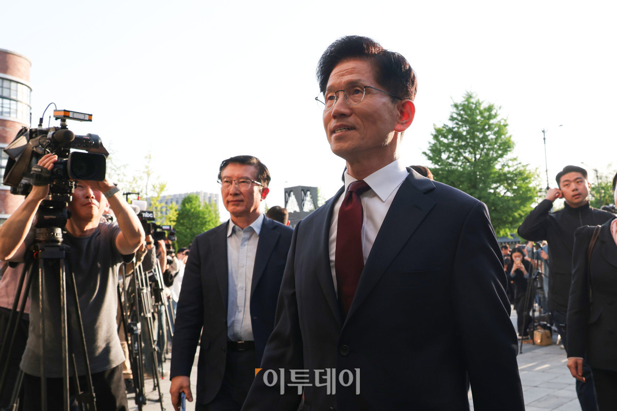▲김문수 국민의힘 대선 후보가 7일 서울 종로구 한 음식점에서 한덕수 무소속 대선 후보와 단일화 관련 논의를 위해 들어가고 있다. 조현호 기자 hyunho@