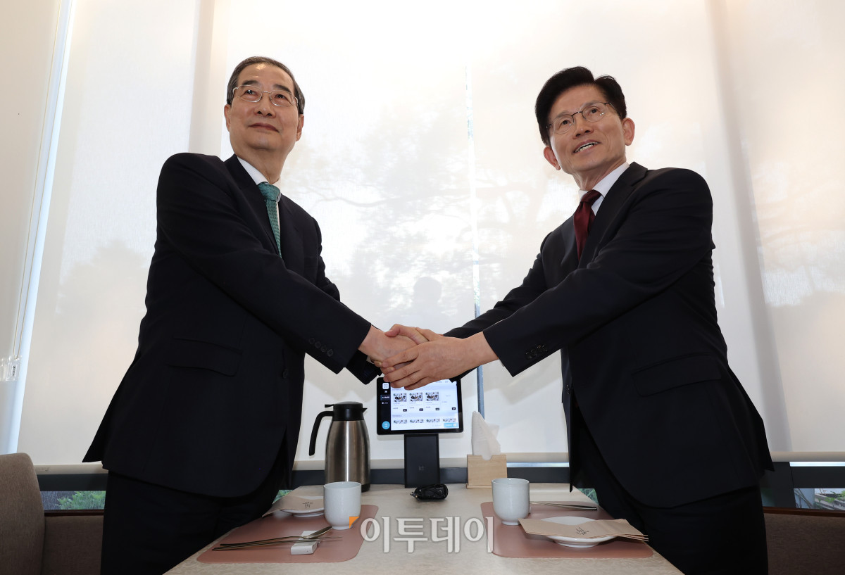 ▲김문수(오른쪽) 국민의힘 대선후보와 한덕수 무소속 대선 예비후보가 7일 서울 종로구의 한 식당에서 후보 단일화 관련 회동을 하기 전 악수하고 있다. 조현호 기자 hyunho@