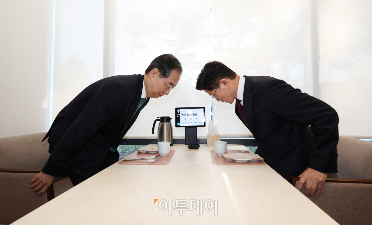 ▲김문수(오른쪽) 국민의힘 대선후보와 한덕수 무소속 대선 예비후보가 7일 서울 종로구의 한 식당에서 후보 단일화 관련 회동을 하고 있다. 조현호 기자 hyunho@