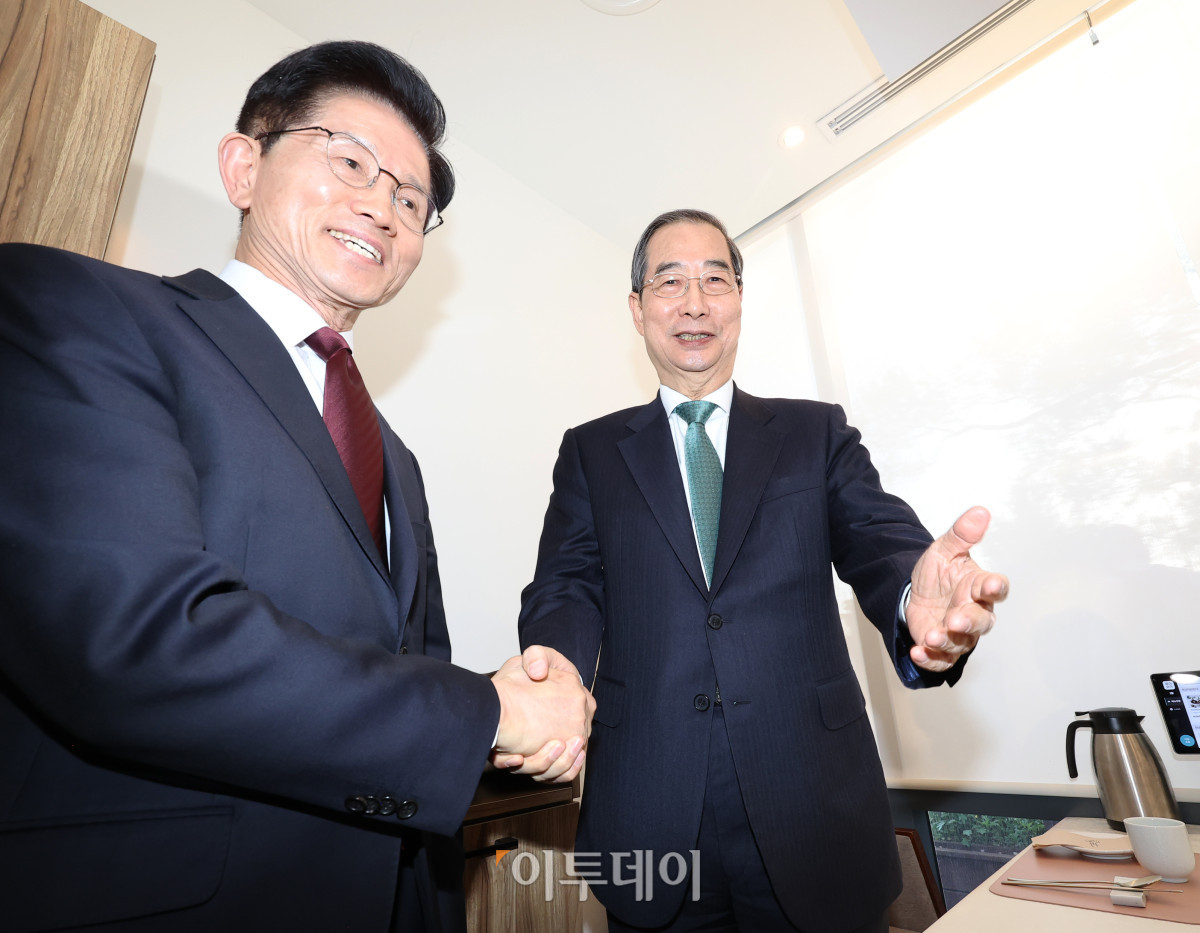 ▲김문수(왼쪽) 국민의힘 대선후보와 한덕수 무소속 대선 예비후보가 7일 서울 종로구의 한 식당에서 후보 단일화 관련 회동을 하고 있다. 조현호 기자 hyunho@