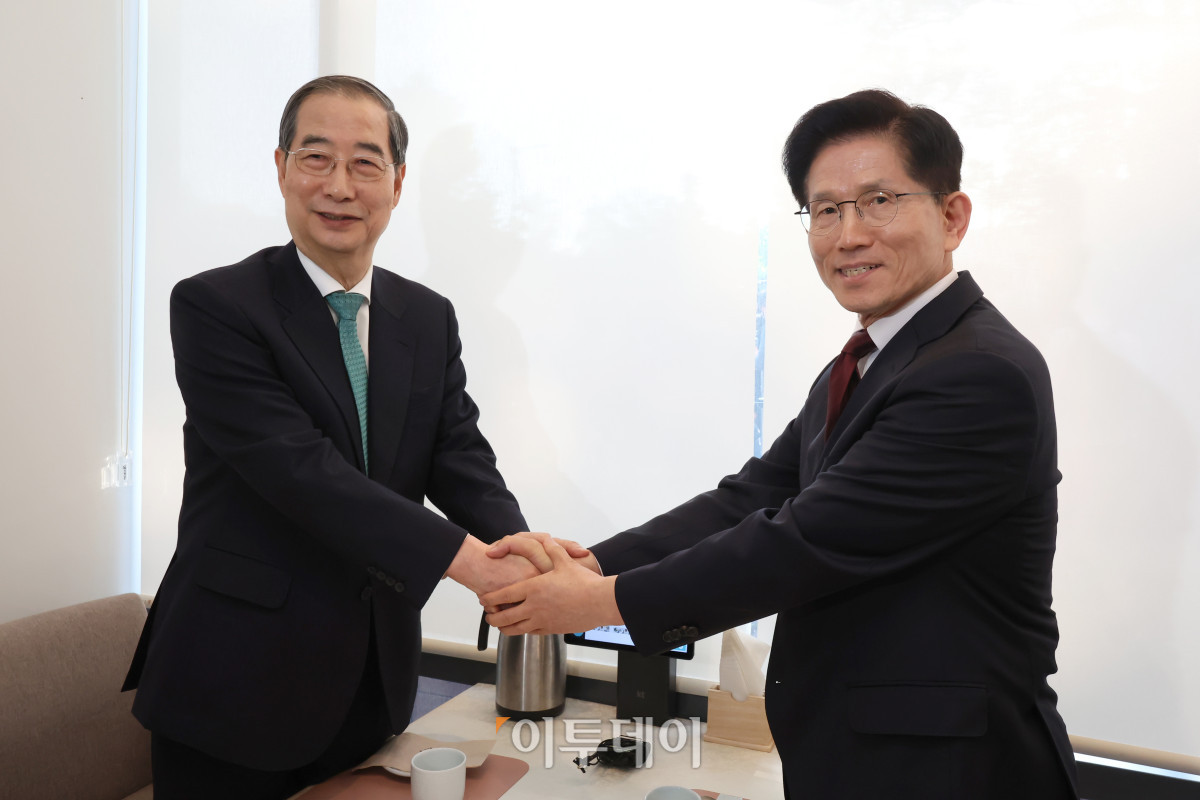 ▲김문수(오른쪽) 국민의힘 대선후보와 한덕수 무소속 대선 예비후보가 7일 서울 종로구의 한 식당에서 후보 단일화 관련 회동을 하기 전 악수하고 있다. 조현호 기자 hyunho@