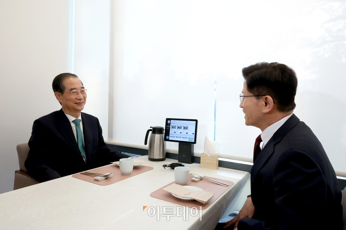 ▲김문수(오른쪽) 국민의힘 대선후보와 한덕수 무소속 대선 예비후보가 7일 서울 종로구의 한 식당에서 후보 단일화 관련 회동을 하고 있다. 조현호 기자 hyunho@