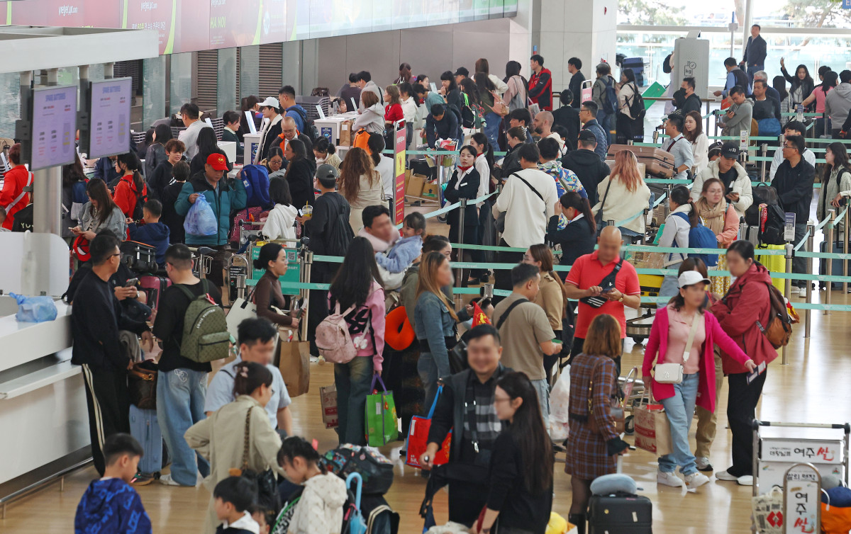 ▲4일 인천국제공항 제1여객터미널 출국장이 여행객들로 붐비고 있다. (연합뉴스)
