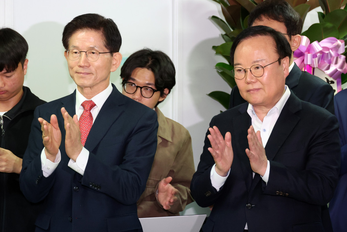 ▲제21대 대통령 선거 출마를 선언한 김문수(왼쪽) 전 고용노동부 장관이 15일 오전 서울 여의도 대하빌딩 경선 캠프에서 열린 청년·대학생들의 지지 선언 기자회견에서 대학생들의 발언을 들으며 박수치고 있다. 오른쪽은 김재원 전 국민의힘 최고위원. 2025.04.16. (뉴시스)