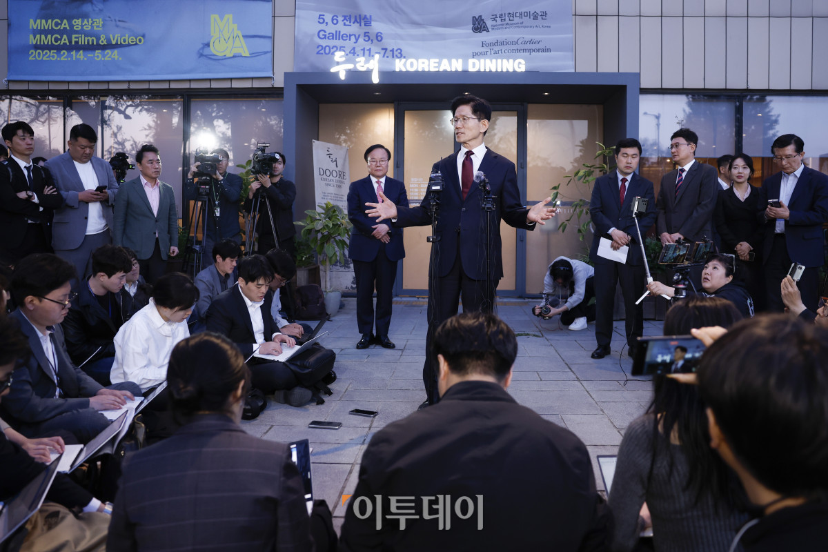 ▲김문수 국민의힘 대선후보가 7일 서울 종로구의 한 식당에서 한덕수 무소속 대선 예비후보와 후보 단일화 관련 회동을 마친 후 취재진의 질문에 답하고 있다. 조현호 기자 hyunho@