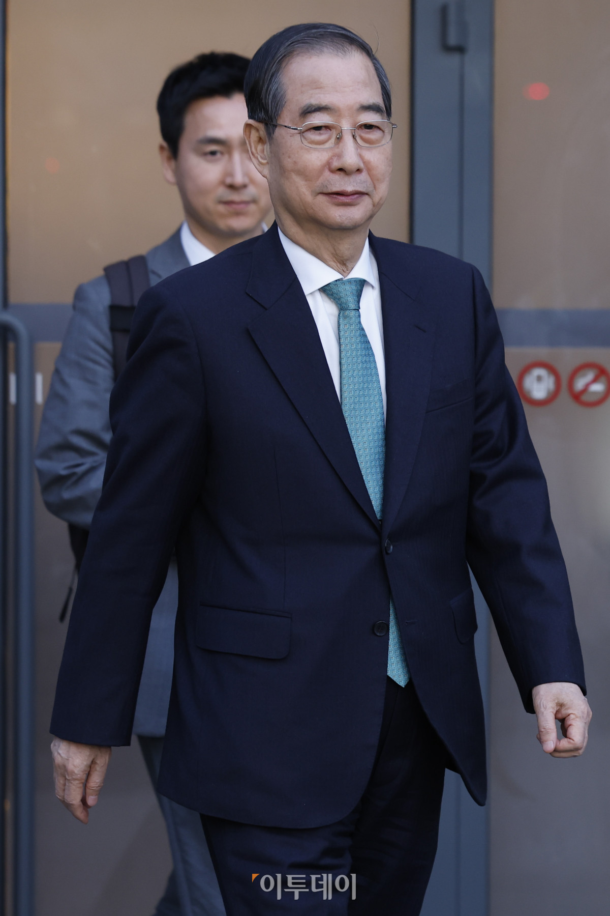 ▲한덕수 무소속 대선 예비후보가 7일 서울 종로구의 한 식당에서 김문수 국민의힘 대선후보와 후보 단일화 관련 회동을 마친 후 식당을 나서고 있다. 조현호 기자 hyunho@