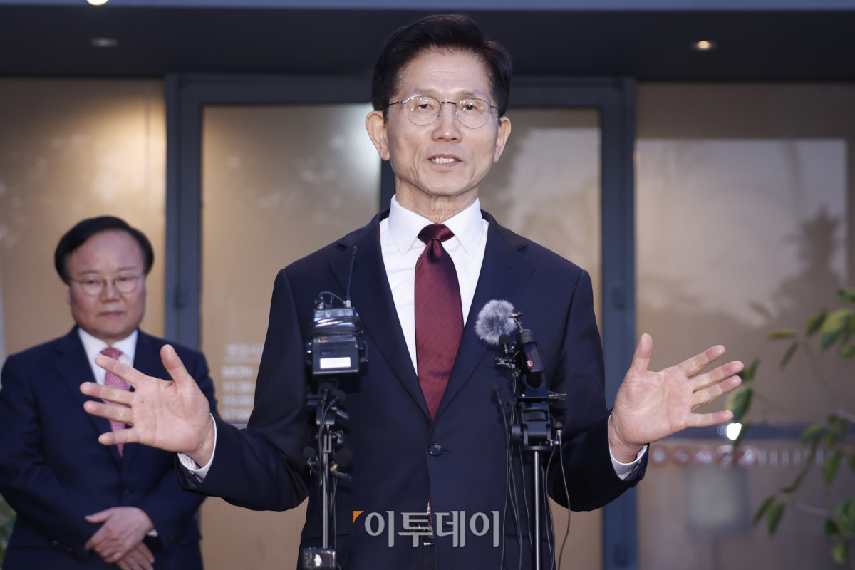 ▲김문수 국민의힘 대선후보가 7일 서울 종로구의 한 식당에서 한덕수 무소속 대선 예비후보와 후보 단일화 관련 회동을 마친 후 취재진의 질문에 답하고 있다. 조현호 기자 hyunho@