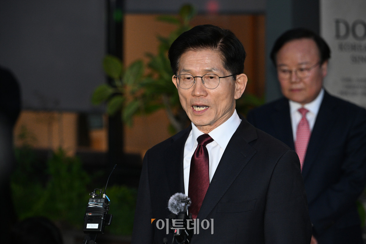 ▲김문수 국민의힘 대선후보가 7일 서울 종로구의 한 식당에서 한덕수 무소속 대선 예비후보와 후보 단일화 관련 회동을 마친 후 취재진의 질문에 답하고 있다. 조현호 기자 hyunho@