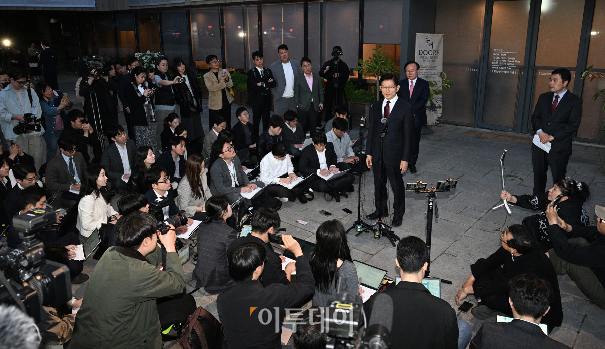 ▲김문수 국민의힘 대선후보가 7일 서울 종로구의 한 식당에서 한덕수 무소속 대선 예비후보와 후보 단일화 관련 회동을 마친 후 취재진의 질문에 답하고 있다. 조현호 기자 hyunho@