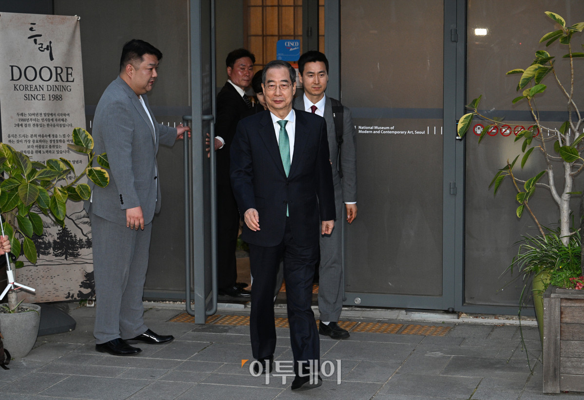 ▲한덕수 무소속 대선 예비후보가 7일 서울 종로구의 한 식당에서 김문수 국민의힘 대선후보와 후보 단일화 관련 회동을 마친 후 식당을 나서고 있다. 조현호 기자 hyunho@