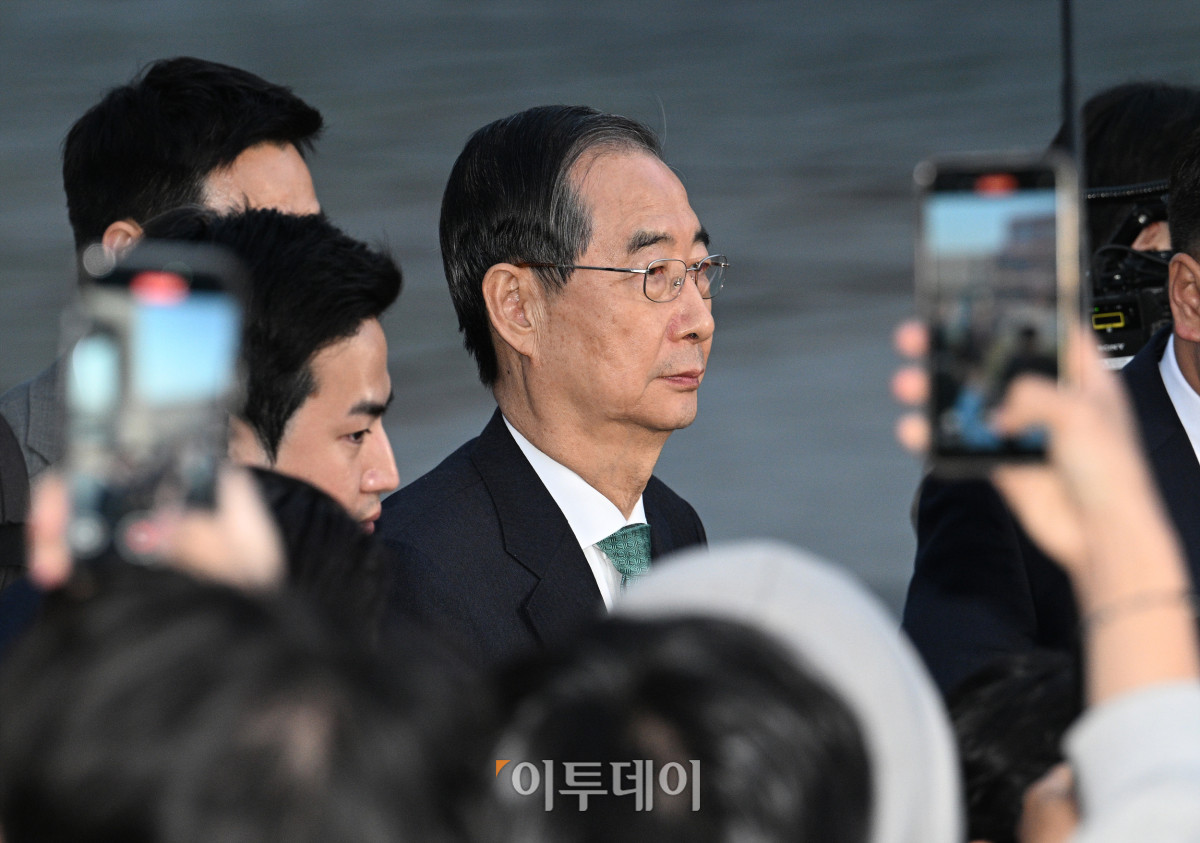 ▲한덕수 무소속 대선 예비후보가 7일 서울 종로구의 한 식당에서 김문수 국민의힘 대선후보와 후보 단일화 관련 회동을 마친 후 식당을 나서고 있다. 조현호 기자 hyunho@