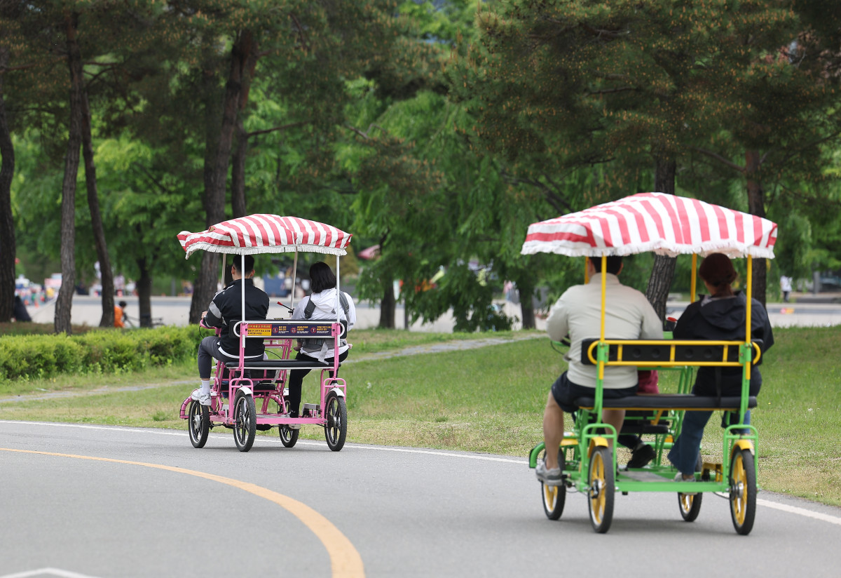 ▲6일 서울 영등포구 여의도한강공원에서 시민들이 자전거를 타며 휴식을 취하고 있다. (연합뉴스)