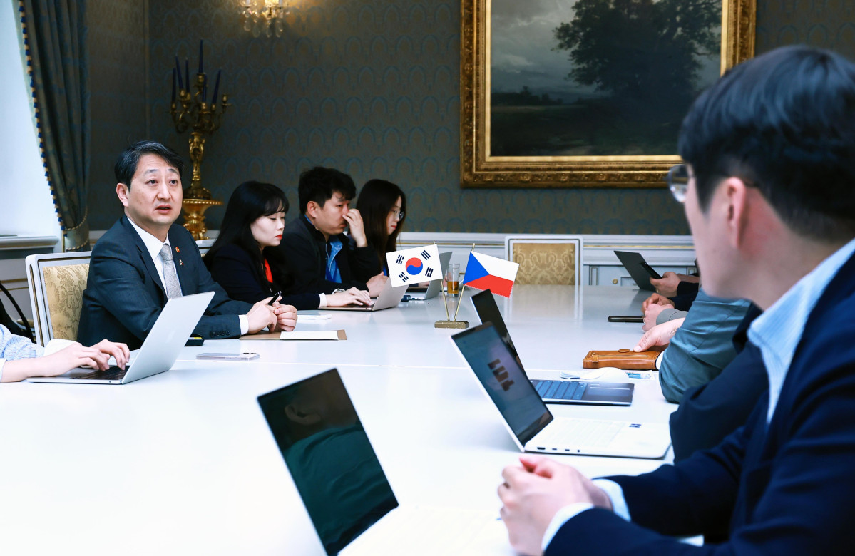 ▲안덕근 산업통상자원부 장관이 7일(현지시간) 체코 프라하에서 기자들과 만나 체코 원전 계약 연기와 한-체코 경제협력 강화 방안 등에 대해 설명하고 있다. (사진제공=산업통상자원부)