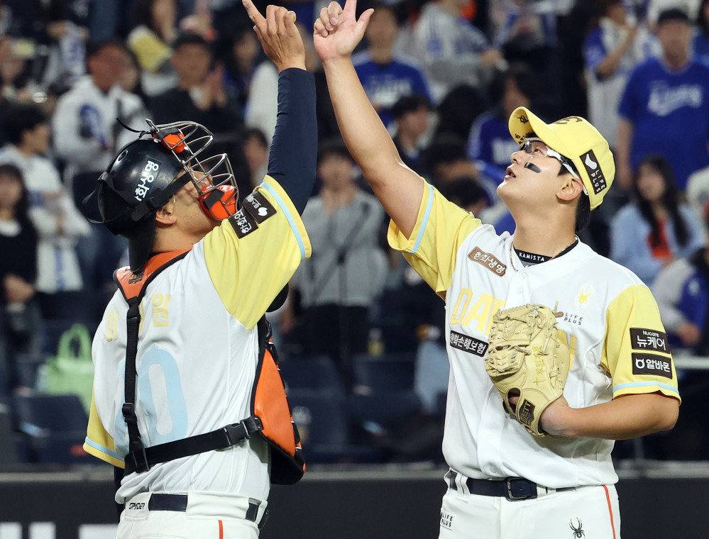▲7일 대전 한화생명볼파크에서 열린 프로야구 2025 신한 SOL 뱅크 KBO리그 삼성 라이온즈와 한화 이글스의 경기. 9회 초 삼성 공격을 막아내고 10-6으로 승리를 확정 지은 뒤 한화 마무리 투수 김서현과 포수 이재원이 승리 세리머니를 하고 있다.  (연합뉴스)
