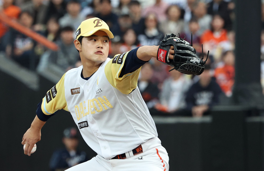 ▲ 7일 대전 한화생명볼파크에서 열린 프로야구 2025 신한 SOL 뱅크 KBO리그 삼성 라이온즈와 한화 이글스의 경기. 1회 초 한화 선발 투수 문동주가 역투하고 있다.  (연합뉴스)