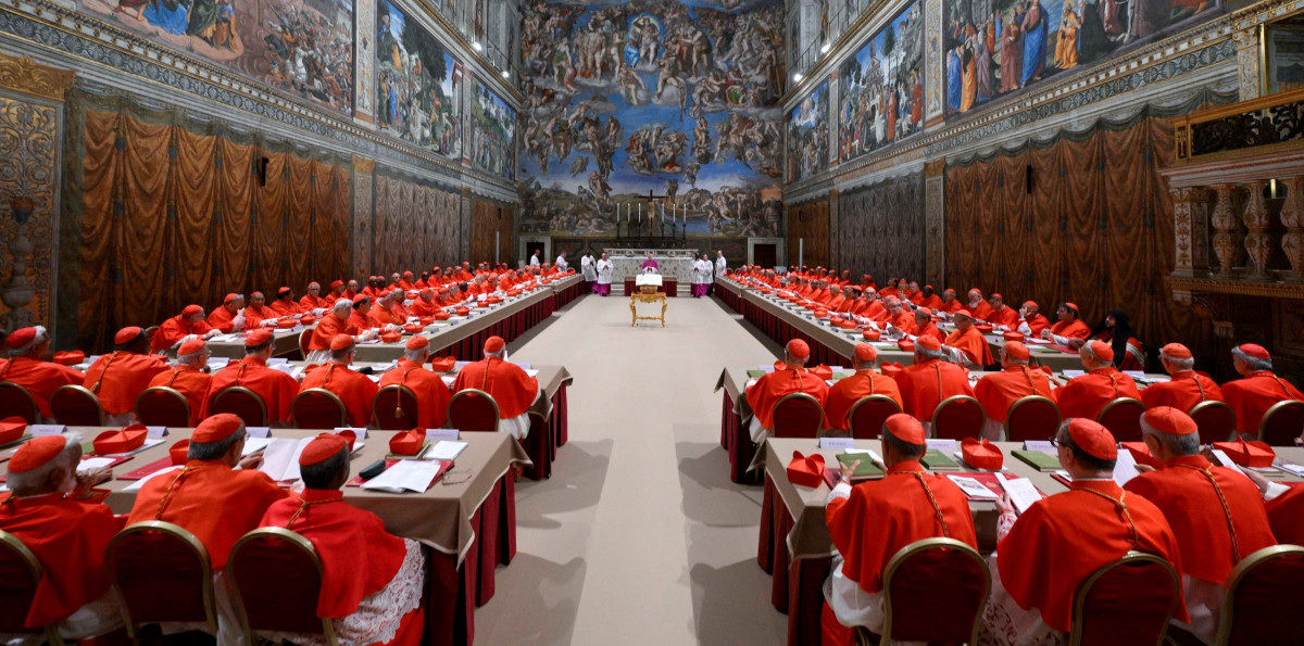 ▲7일(현지시간) 바티칸 시스티나 성당에 모인 추기경들의 모습. (바티칸=로이터/연합)