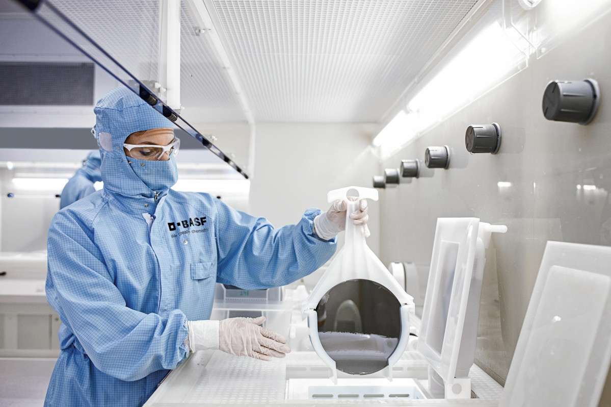 ▲첨단 반도체 솔루션을 연구 중인 바스프 연구원들 (사진제공=바스프)